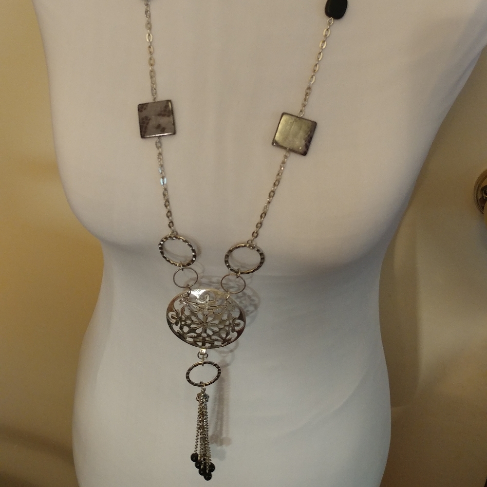 A must have stunning necklace.